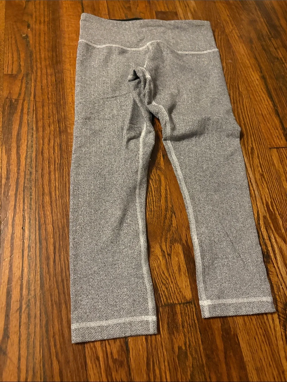 🎉Lululemon athletica Gray Cropped Leggings!